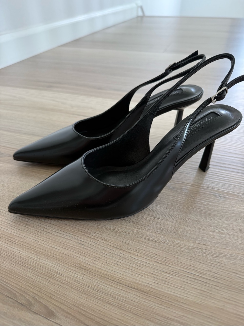Tony Bianco Baz Sling Back in Black Hi Shine - Picture 2 of 7